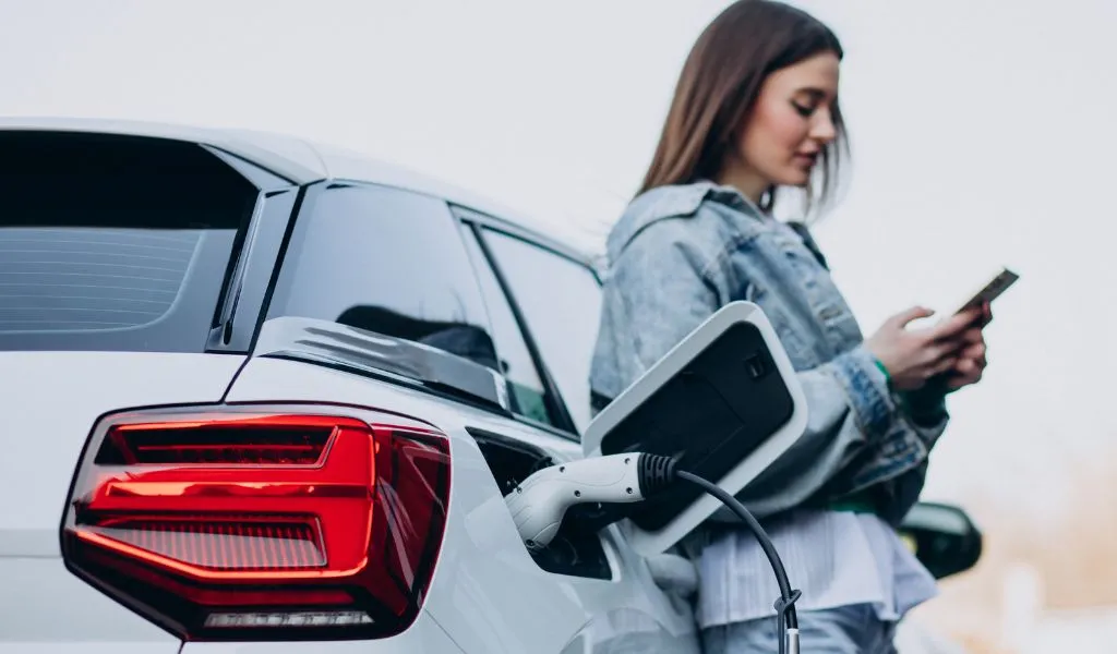 Auto elettriche e NLT: come il noleggio spinge la mobilità sostenibile in Italia