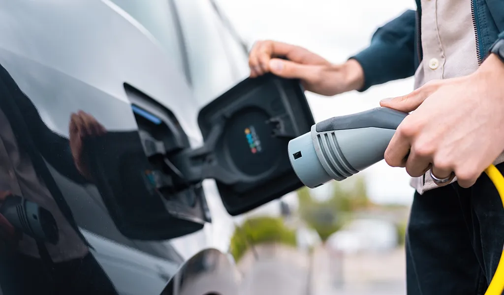 Auto Ibrida o Elettrica? Guida alla Scelta per il tuo Noleggio a Lungo Termine con Mobility Rent