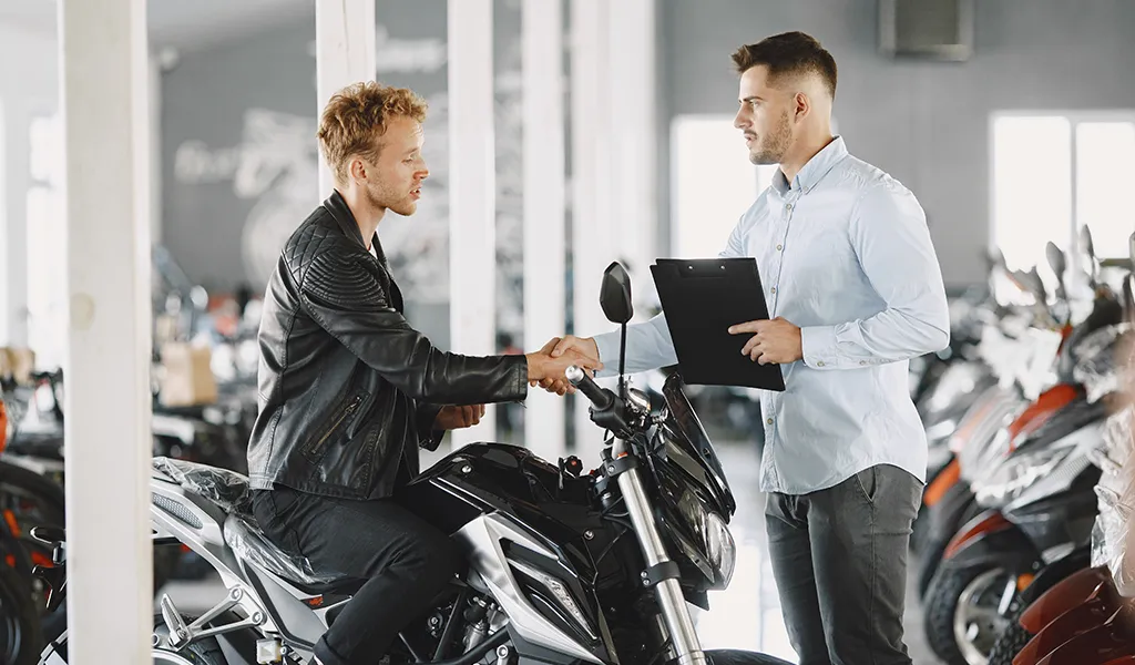 Moto in noleggio a lungo termine: perché sempre più giovani scelgono la due ruote senza acquisto